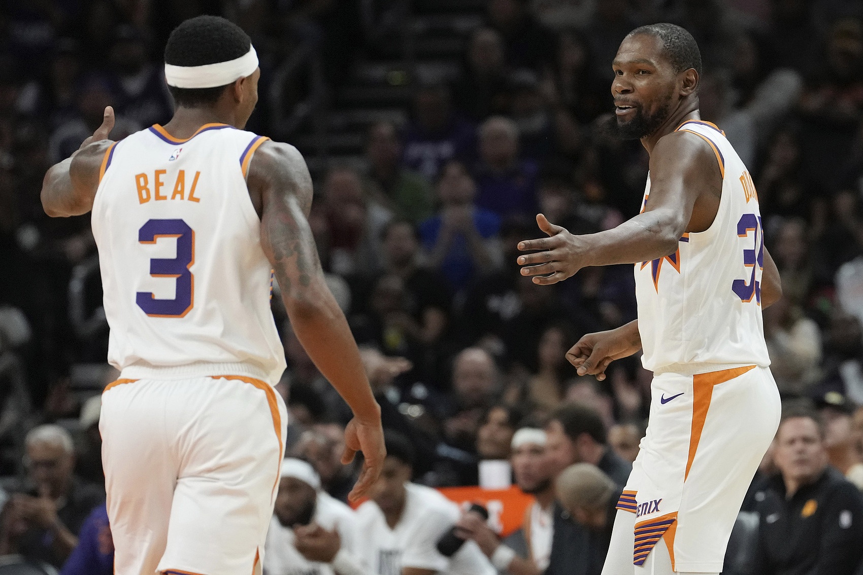 雄鹿大胜灰熊，火箭惨败掘金的简单介绍