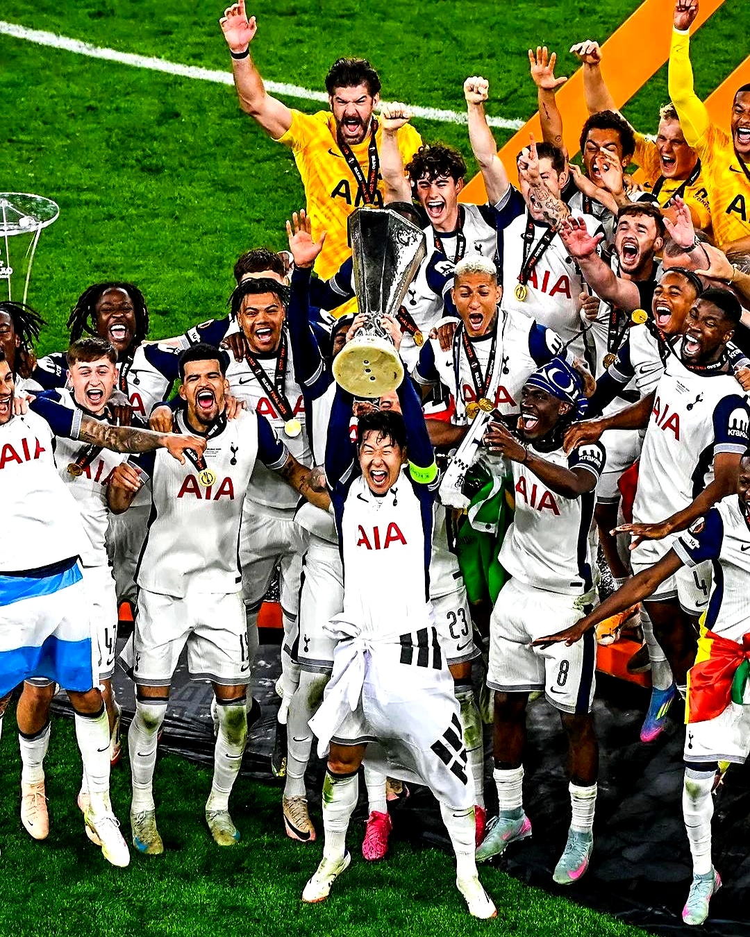 关于阿贾克斯主场胜利，继续追赶榜首团队的信息