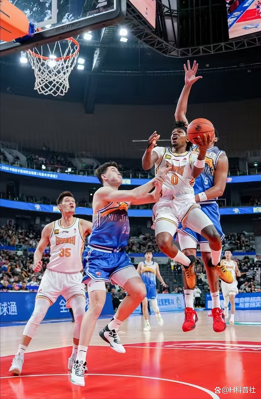 新疆男篮经过激战，成功逆转战局