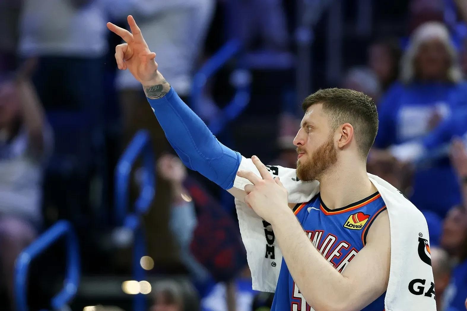 关于爵士队外线射手持续破门，助球队取得连胜的信息