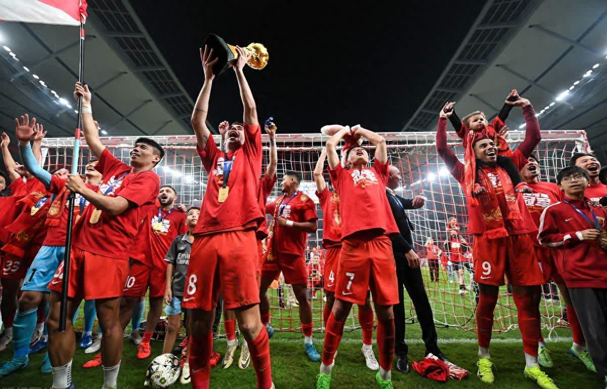 包含球队实力强弱对阵，场面火爆令观众沸腾的词条